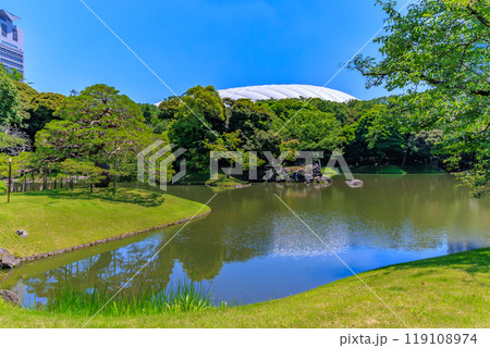 東京　文京区にある小石川後楽園（大泉水と東京ドーム） 119108974
