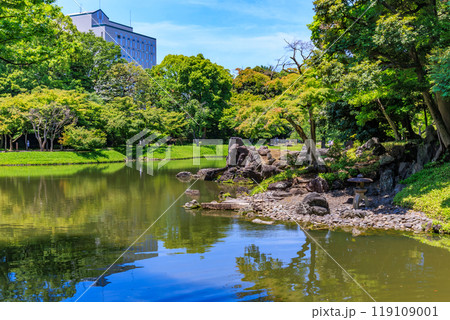 東京　文京区にある小石川後楽園（大泉水） 119109001