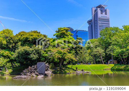 東京　文京区にある小石川後楽園（大泉水と蓬莱島） 119109004