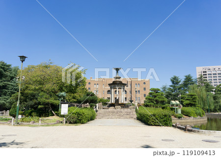 名古屋市昭和区　鶴舞公園　噴水塔と岡谷鋼機名古屋公会堂 119109413