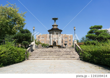 名古屋市昭和区　鶴舞公園　噴水塔と岡谷鋼機名古屋公会堂 119109414