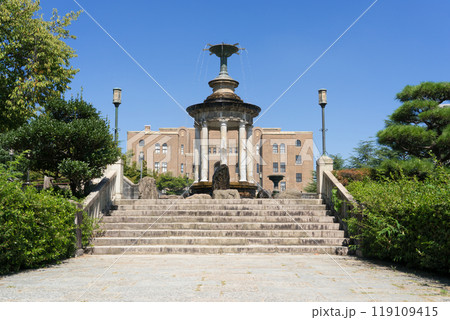 名古屋市昭和区 鶴舞公園 噴水塔と岡谷鋼機名古屋公会堂 名古屋市昭和区 鶴舞公園 噴水塔と岡谷鋼機名古屋公会堂 119109415