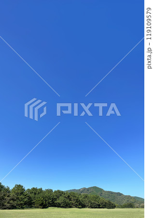雲一つない青い空と緑豊かな山と草原 縦向きの背景素材 雲一つない青い空と緑豊かな山と草原 縦向きの背景素材 119109579