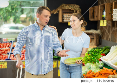 Couple made beeline for fresh produce section, pick bunch greenery celery for morning smoothies Couple made beeline for fresh produce section, pick bunch greenery celery for morning smoothies 119109640