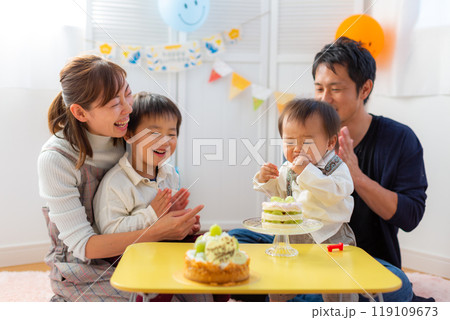 1歳男児の誕生日を祝う家族　1歳 119109673