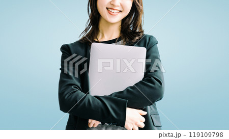 ノートパソコンを持つ笑顔の日本人ビジネスウーマン ノートパソコンを持つ笑顔の日本人ビジネスウーマン 119109798
