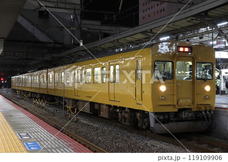 岡山駅に停車中の伯備線115系1600番台(岡山⇔新見) 岡山駅に停車中の伯備線115系1600番台(岡山⇔新見) 119109906