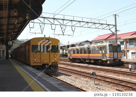 新見駅に停車中の伯備線115系1600番台（岡山⇔新見） 119110238