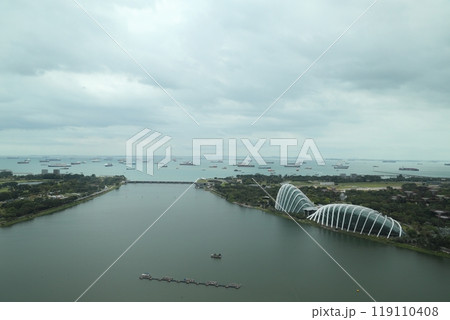 空から見るガーデンズバイザベイとフラワードーム シンガポール 119110408