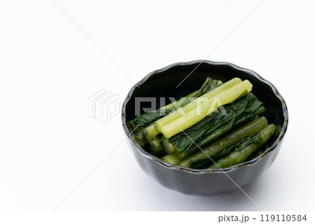 カットして小鉢に盛り付けた野沢菜漬け カットして小鉢に盛り付けた野沢菜漬け 119110584