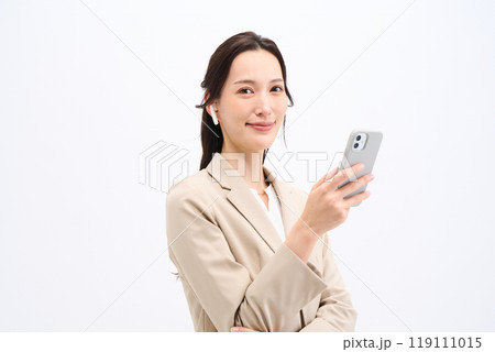 視聴するビジネスウーマン 119111015