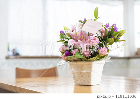 お誕生日おめでとうのフラワーアレンジメント  お誕生日おめでとうのフラワーアレンジメント  119111036