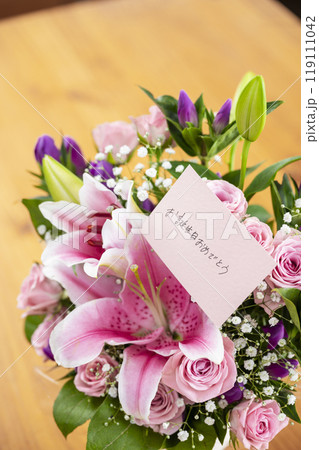 お誕生日おめでとうのフラワーアレンジメント　 119111042