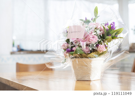 お誕生日おめでとうのフラワーアレンジメント　 119111049