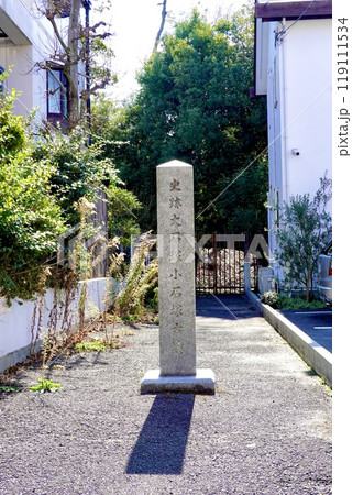 阪急宝塚本線岡町駅西口近くの小石塚古墳の石碑がある風景 大阪府豊中市岡町北 阪急宝塚本線岡町駅西口近くの小石塚古墳の石碑がある風景 大阪府豊中市岡町北 119111534