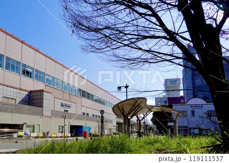 阪急宝塚本線岡町駅西口の駅名サインが見える風景 大阪府豊中市岡町北 阪急宝塚本線岡町駅西口の駅名サインが見える風景 大阪府豊中市岡町北 119111537