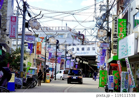阪急宝塚本線岡町駅東口の桜塚商店街のアーケードの風景　大阪府豊中市中桜塚 119111538