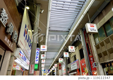 阪急宝塚本線岡町駅東口の岡町商店街のアーケードの風景　大阪府豊中市中桜塚 119111547
