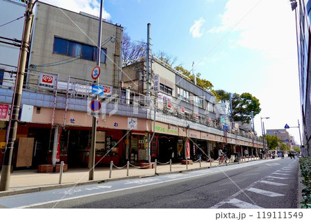 阪急宝塚本線岡町駅東口の岡町商店街のアーケードの風景　大阪府豊中市中桜塚 119111549