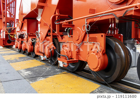 港のクレーンの車輪 119111680