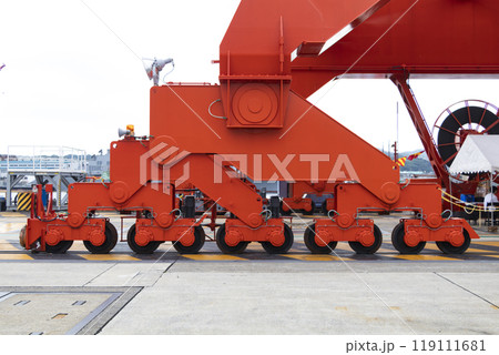 港のクレーンの車輪 119111681