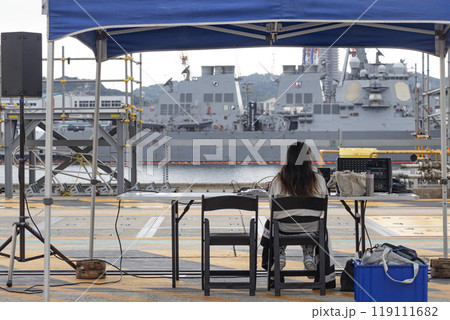 軍港にたたずむDJ 119111682