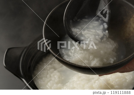 お粥　土鍋で炊いたおかゆを茶碗に盛り付ける 119111888