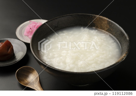 おかゆ お粥 茶碗に盛られた熱々のおかゆ おかゆ お粥 茶碗に盛られた熱々のおかゆ 119112086