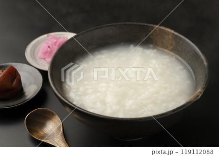 おかゆ　お粥　茶碗に盛られた熱々のおかゆ 119112088