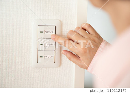 マンションの照明スイッチを押すミドル女性 マンションの照明スイッチを押すミドル女性 119112173