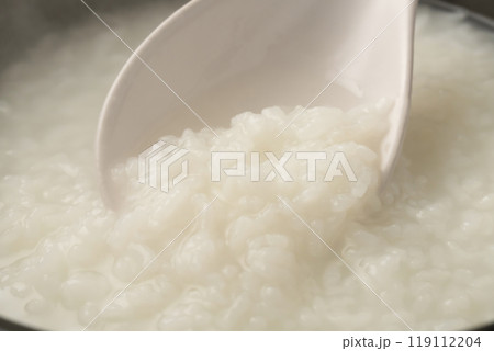 お粥　土鍋で炊いたおかゆ　れんげで持ち上げる 119112204