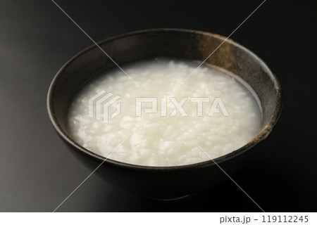 おかゆ　お粥　茶碗に盛られた熱々のおかゆ 119112245