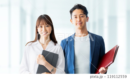 並んで立つ男女2人のビジネスチームワークイメージ 並んで立つ男女2人のビジネスチームワークイメージ 119112559