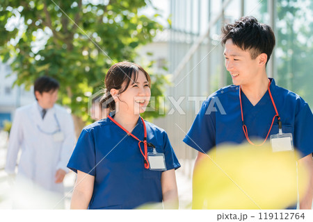スクラブを着た医者・医師・看護師・医療従事者・ドクター・作業療法士・理学療法士の男女 119112764