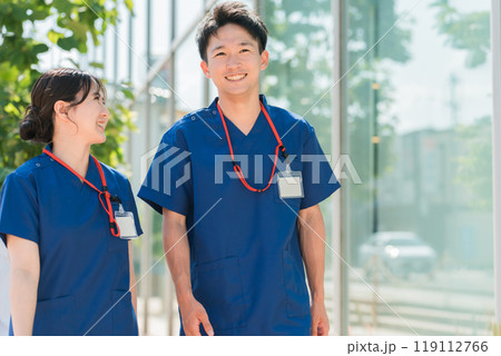 スクラブを着た医者・医師・看護師・医療従事者・ドクター・作業療法士・理学療法士の男女 スクラブを着た医者・医師・看護師・医療従事者・ドクター・作業療法士・理学療法士の男女 119112766