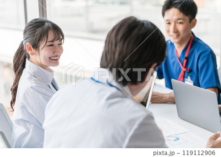 医局でカンファレンス・打ち合わせ・ミーティングする男女の看護師・技師・作業療法士・理学療法士・医師 医局でカンファレンス・打ち合わせ・ミーティングする男女の看護師・技師・作業療法士・理学療法士・医師 119112906