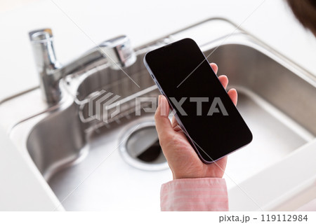 マンションのキッチンでスマホを持つミドル女性 マンションのキッチンでスマホを持つミドル女性 119112984