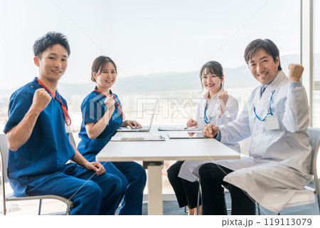 医局でカンファレンス・打ち合わせ・ミーティングする男女の医師・医者・看護師・医療従事者・技師 119113079