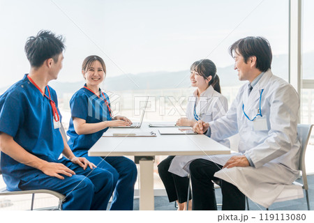 医局でカンファレンス・打ち合わせ・ミーティングする男女の医師・医者・看護師・医療従事者・技師 医局でカンファレンス・打ち合わせ・ミーティングする男女の医師・医者・看護師・医療従事者・技師 119113080