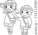 手を上げて歩く幼稚園児　モノクロ 119113086