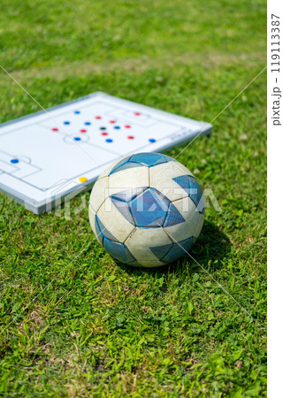 サッカーボールと作戦ボード 119113387