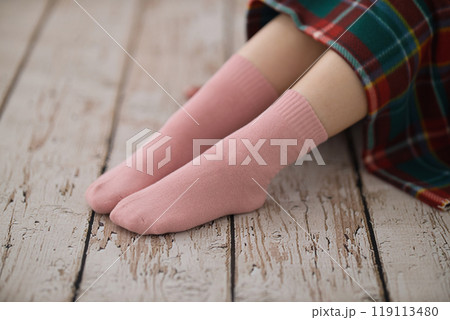 くつ下を履く若い女性の足元 119113480