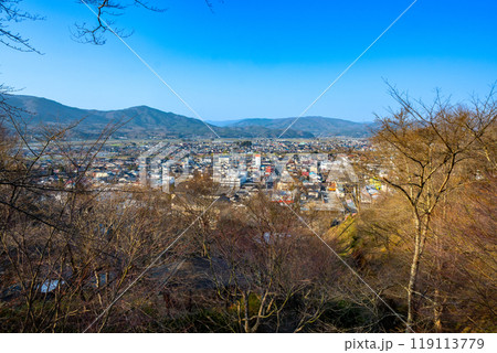 遠野鍋倉公園山頂からの遠野中心街を俯瞰する 119113779