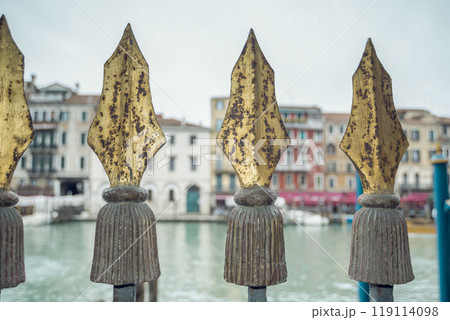 vintage metallic spikes 119114098