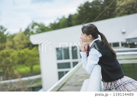 学校の屋上から大声で叫ぶ女子生徒 学校の屋上から大声で叫ぶ女子生徒 119114489