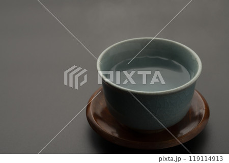 白湯 湯のみ茶碗に入れた白湯 白湯 湯のみ茶碗に入れた白湯 119114913