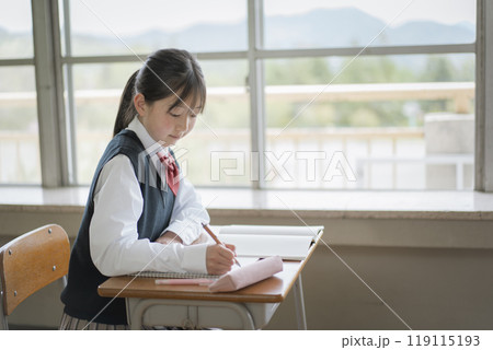 学校の窓際の席で勉強をしている女子中学生 学校の窓際の席で勉強をしている女子中学生 119115193