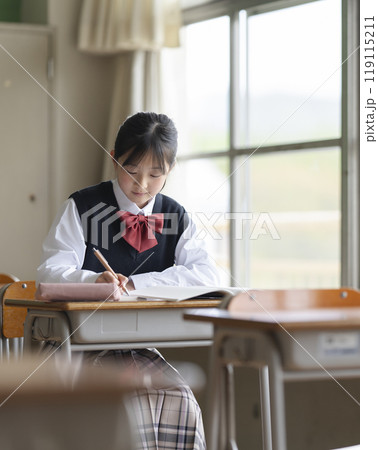 学校の窓際の席で勉強をする女子中学生 学校の窓際の席で勉強をする女子中学生 119115211