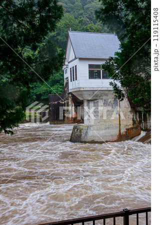 大雨で増水し危険な激流と化した、普段は静かな渓流 119115408