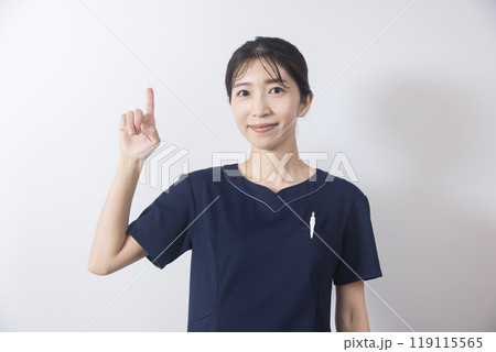指差しをするエステティシャン 119115565